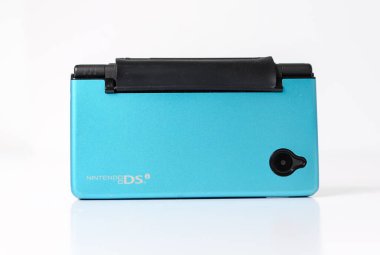 Londra, İngiltere, 05 / 05 / 2019 Bir metalik mavi nintendo ds dsi elle tutulan klasik konsol Beyaz bir stüdyo arka planında. Retro video oyun ahizesi. Nostaljik bilgisayar ve atari oyunu aile eğlencesi