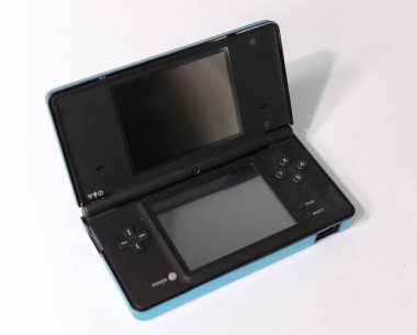 Londra, İngiltere, 05 / 05 / 2019 Bir metalik mavi nintendo ds dsi elle tutulan klasik konsol Beyaz bir stüdyo arka planında. Retro video oyun ahizesi. Nostaljik bilgisayar ve atari oyunu aile eğlencesi