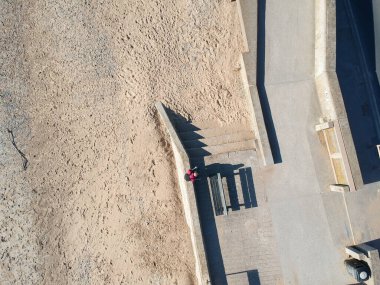 Corona virüsü covid 19 salgını sırasında yasal işlemleri yapan bir adam. Hükümet tarafından zorunlu tutulan boş yollar ve plajlar.