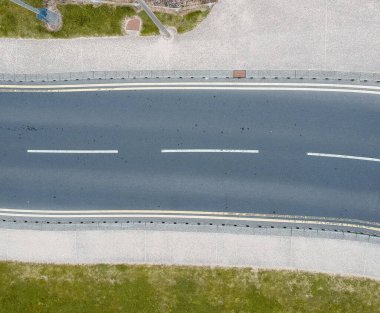 Yukarıdan bomboş bir otoyol. Corona virüsü salgını sırasında Coronavirüs kilitlenmesi yüzünden bomboş. Hükümet tarafından uygulanan boş kamusal alanlar.