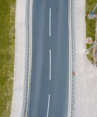 Yukarıdan bomboş bir otoyol. Corona virüsü salgını sırasında Coronavirüs kilitlenmesi yüzünden bomboş. Hükümet tarafından uygulanan boş kamusal alanlar.