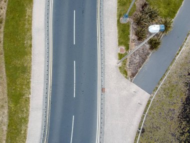 Yukarıdan bomboş bir otoyol. Corona virüsü salgını sırasında Coronavirüs kilitlenmesi yüzünden bomboş. Hükümet tarafından uygulanan boş kamusal alanlar.