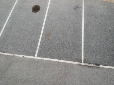 Yukarıdan boş bir otopark alanı, Corona virüsü salgını sırasında Coronavirüs kilitlenmesi nedeniyle boş. Hükümet tarafından uygulanan boş kamusal alanlar.