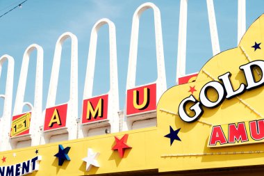 Blackpool, İngiltere, 05 / 03 / 2020 Güneşli bir yaz gününde, güzel, sarı, antika bir oyun salonu. Kumar makinelerinde ve atari makinelerinde eğlenceli zamanlar.                               