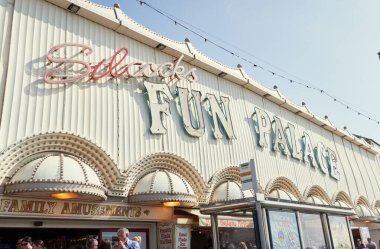 Blackpool, İngiltere, 05 / 03 / 2020 Güneşli bir yaz gününde güzel bir deniz kenarı atari salonu. Kumar makinelerinde ve atari makinelerinde eğlenceli zamanlar.                               