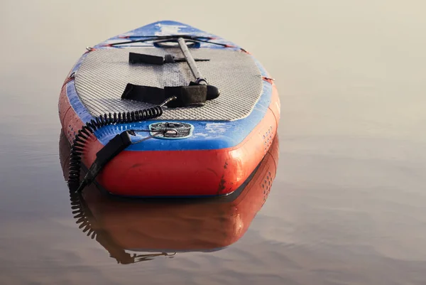 Ein Leeres Stand Paddle Board Das Auf Schönen Ruhigen Gewässern — Stockfoto