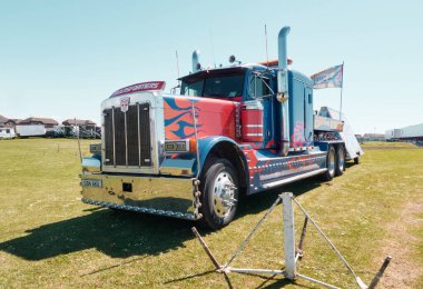 Cleveleys, İngiltere, 05 / 05 / 2019 Transformers filminden Optimus Prime olarak tasarlanmış endüstriyel bir Amerikan canavar kamyonu. Sirkin dışında trafolar var..                    