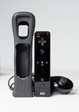 Londra, İngiltere 05 / 052019 siyah bir Nintendo wii Controller, silikon kollu ve beyaz izole edilmiş bir arka planı var. İkonik antika video oyun kontrol makinesi. Japon aile oyunları eğlencesi.
