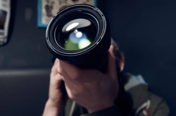 Fotógrafo Tirando Uma Foto Com Belo Reflexo Colorido Vidro Lente — Fotografia de Stock
