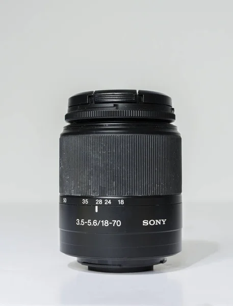 英格兰 2019年5月5日一个无量镜阿尔法适合无镜像数字镜头 Sony 18Mm 70Mm套件变焦镜头 用于A系列专业相机 用于专业摄影的宽镜头和心灵感应镜头 — 图库照片