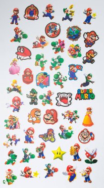 Lonond, İngiltere, 05 / 05 / 2019. Büyük bir Nintendo Super Mario Kardeşler koleksiyon etiketi seti. Nintendo eğlence sisteminden dünyaca ünlü ikonik bilgisayar oyunu simgeleri.