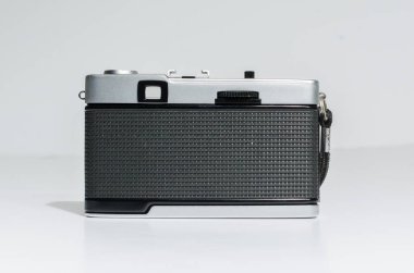Londra, İngiltere, 05 / 05 / 2019 Black vintage olimpus gezisi 35 35 mm sabit odak aralığı bulucu kamera gövdesi beyaza izole edildi. Japonca. Zoom lensli retro klasik film kamerası gövdesi.