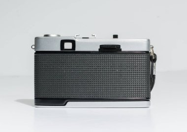 Londra, İngiltere, 05 / 05 / 2019 Black vintage olimpus gezisi 35 35 mm sabit odak aralığı bulucu kamera gövdesi beyaza izole edildi. Japonca. Zoom lensli retro klasik film kamerası gövdesi.