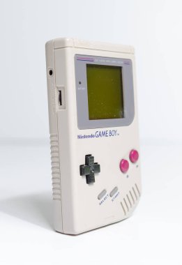 Londra, İngiltere, 05 / 05 / 2019. Nintendo Gameboy 'un eski bir oyun kurucusu. Orijinal, açılı, beyaz bir arka planda izole edilmiş. Nintendo klasik ünlü ikonik taşınabilir video oyunu aygıtı.