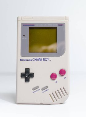 Londra, İngiltere, 05 / 05 / 2019 eski bir el Nintendo Gameboy Game Boy orijinali, önü açılı, beyaz bir stüdyo arka planı var. Nintendo klasik ünlü ikonik taşınabilir video oyunu aygıtı.