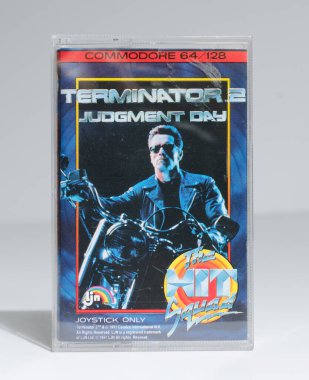 Londra, İngiltere, 05 / 05 / 2019 Terminator 2 kıyamet günü klasik Commodore 64 kaset oyunu. Dünyaca ünlü film bayiliği video atari oyunu. Retro bilgisayar oyunu. retro oyun oyunları.
