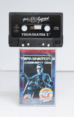 Londra, İngiltere, 05 / 05 / 2019 Terminator 2 kıyamet günü klasik Commodore 64 kaset oyunu. Dünyaca ünlü film bayiliği video atari oyunu. Retro bilgisayar oyunu. retro oyun oyunları.