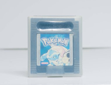 Londra, İngiltere, 05 / 05 / 2018 Nintendo Gameboy orijinal pokemon mavi video oyunları kartuşu ve plastik kutu. 1990 'ların ünlü ikonik oyun çocuğu taşınabilir klasik video oyunu. mavi nintendo arabası.