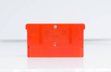 Londra, İngiltere, 05 / 05 / 2018 Nintendo Gameboy pokemon ateş kırmızısı video oyunları kartuşu ve plastik kutuda ilerliyor. 1990 'ların ünlü ikonik oyun çocuğu taşınabilir klasik video oyunu. mavi nintendo arabası.