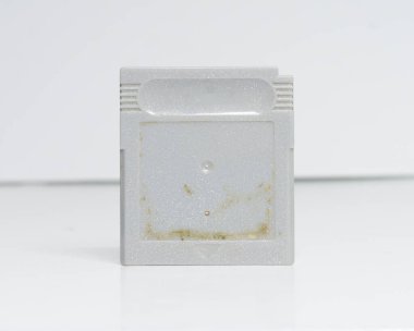 Kirli, eski, boş bir nintendo gameboy orijinal video oyunu kartuşu 1990 'ların ünlü ikonik oyun çocuğu taşınabilir klasik video oyunu. Gri nintendo arabası diğer grafiklere uyum sağlamak ve maket yapmak için mükemmel..