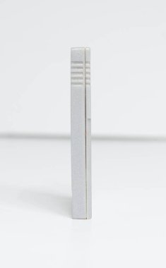 Kirli, eski, boş bir nintendo gameboy orijinal video oyunu kartuşu 1990 'ların ünlü ikonik oyun çocuğu taşınabilir klasik video oyunu. Gri nintendo arabası diğer grafiklere uyum sağlamak ve maket yapmak için mükemmel..