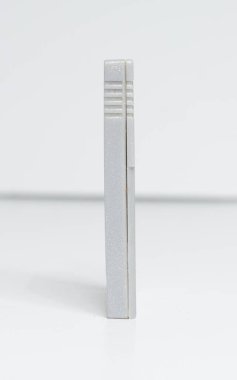 Kirli, eski, boş bir nintendo gameboy orijinal video oyunu kartuşu 1990 'ların ünlü ikonik oyun çocuğu taşınabilir klasik video oyunu. Gri nintendo arabası diğer grafiklere uyum sağlamak ve maket yapmak için mükemmel..