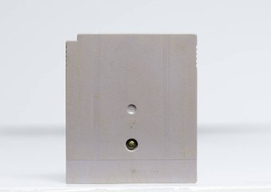 Kirli, eski, boş bir nintendo gameboy orijinal video oyunu kartuşu 1990 'ların ünlü ikonik oyun çocuğu taşınabilir klasik video oyunu. Gri nintendo arabası diğer grafiklere uyum sağlamak ve maket yapmak için mükemmel..