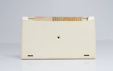 Londra, İngiltere, 05 / 05 / 2020 A vintage retro commodore vic 20 Pirates cove video oyunu kartuşu beyaz stüdyo arka planında. İlk ev bilgisayarlarından eski teknoloji donanımı. Nostaljik oyun tarihi.