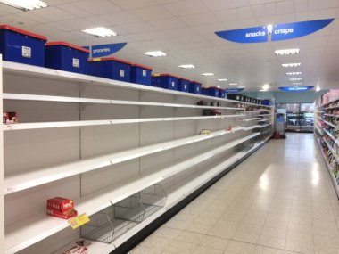 Londra, İngiltere, 17 / 03 / 2020 Koronavirüs ve tecrit nedeniyle panik satın alma, süpermarket raflarını boş bırakıyor, ekmek, konserve yiyecekler, bebek bezleri, tuvalet kağıdı ve günlük yiyecek