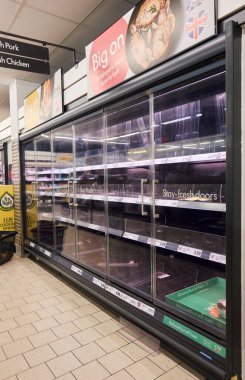Londra, İngiltere, 17 / 03 / 2020 Koronavirüs ve tecrit nedeniyle panik satın alma, süpermarket raflarını boş bırakıyor, ekmek, konserve yiyecekler, bebek bezleri, tuvalet kağıdı ve günlük yiyecek