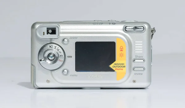 英格兰 2019年5月5日一个复古的90年代柯达族容易分享Ls443 4百万像素35毫米胶片相机与白色背景隔离 Kodak镜头 旧摄影技术 — 图库照片