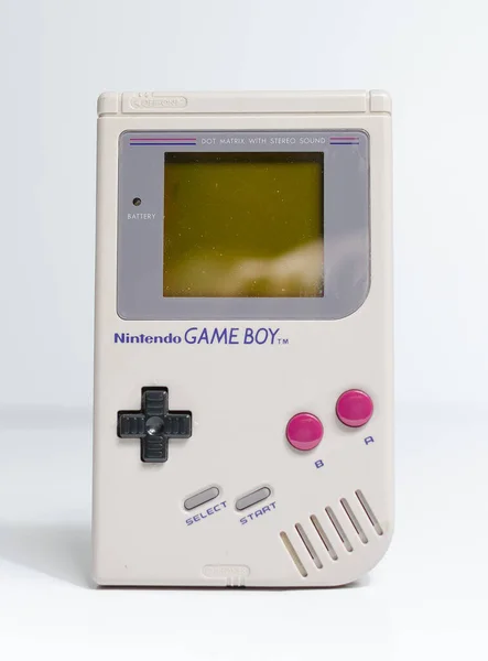 Londra, İngiltere, 05 / 05 / 2019 eski bir el Nintendo Gameboy Game Boy orijinali, önü açılı, beyaz bir stüdyo arka planı var. Nintendo klasik ünlü ikonik taşınabilir video oyunu aygıtı.