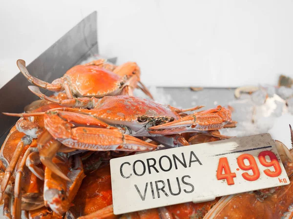中国武汉市的红蟹 科罗那弧菌19病毒可能来自中国这个市场 这种病毒已在全世界传播 用于烹调和烹调的小乌贼 — 图库照片