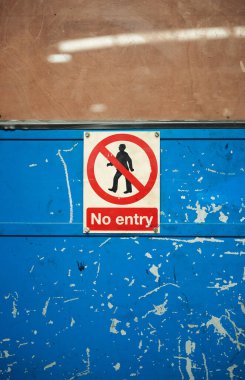 Giriş izni olmadan kişisel bilgileri reddetmek için giriş izni olmayan bir sağlık ve güvenlik tabelası. Endüstriyel fabrikada yasak bölge. Tehlike önümüzde, sağlık ve güvenlik tehlikesi uyarısı.