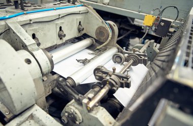 Uluslararası dağıtım için kağıt zarflar yapan endüstriyel bir zarf yapma makinesi. Kağıt zarflarının seri üretimi için otomatik mühendislik mekanizması.