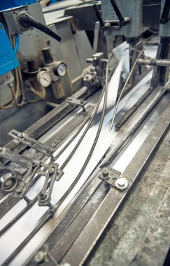 Uluslararası dağıtım için kağıt zarflar yapan endüstriyel bir zarf yapma makinesi. Kağıt zarflarının seri üretimi için otomatik mühendislik mekanizması.
