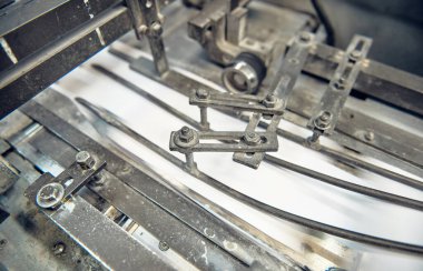 Uluslararası dağıtım için kağıt zarflar yapan endüstriyel bir zarf yapma makinesi. Kağıt zarflarının seri üretimi için otomatik mühendislik mekanizması.