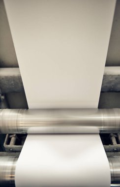 Bir tuvalet kağıdı yapma makinesi, Corona virüsü yüzünden tuvalet kağıdı ve tuvalet kağıdı ruloları üretiyor. Kağıt ve doku üreticileri fabrika ve mühendislik makineleri. 