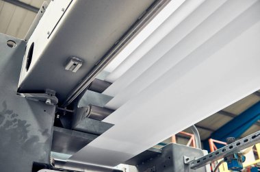 Bir tuvalet kağıdı yapma makinesi, Corona virüsü yüzünden tuvalet kağıdı ve tuvalet kağıdı ruloları üretiyor. Kağıt ve doku üreticileri fabrika ve mühendislik makineleri. 