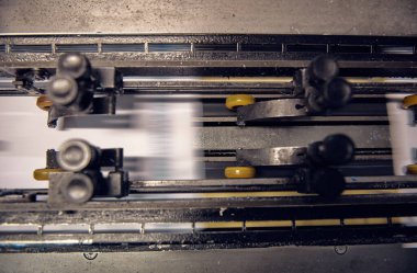 Uluslararası dağıtım için kağıt zarflar yapan endüstriyel bir zarf yapma makinesi. Kağıt zarflarının seri üretimi için otomatik mühendislik mekanizması.