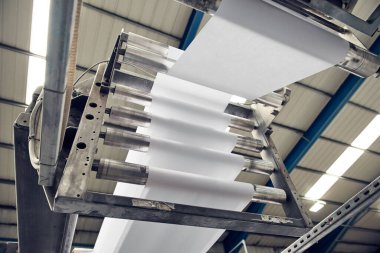 Tuvalet kağıdı, tuvalet kağıdı ve tuvalet kağıdı üreten bir makine. Kağıt ve doku üreticileri fabrika ve mühendislik makineleri. Toplu banyo ürünleri.
