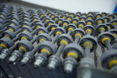 Tamamen otomatikleştirilmiş bir fabrikada boş bir endüstriyel taşıma bandı. Ağır endüstriyel malları insanlara ihtiyaç duymadan kolayca taşımak için patenci taşıyıcısı. Sanayi üretiminin geleceği.  