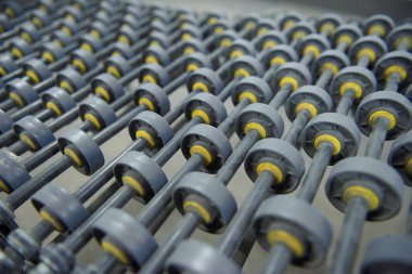 Tamamen otomatikleştirilmiş bir fabrikada boş bir endüstriyel taşıma bandı. Ağır endüstriyel malları insanlara ihtiyaç duymadan kolayca taşımak için patenci taşıyıcısı. Sanayi üretiminin geleceği.  