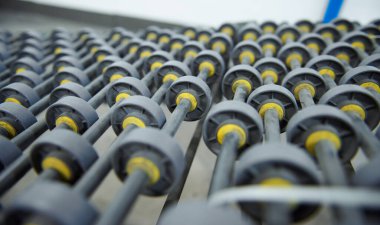 Tamamen otomatikleştirilmiş bir fabrikada boş bir endüstriyel taşıma bandı. Ağır endüstriyel malları insanlara ihtiyaç duymadan kolayca taşımak için patenci taşıyıcısı. Sanayi üretiminin geleceği.  