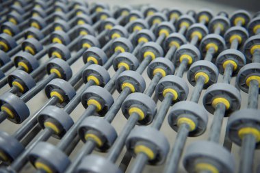 Tamamen otomatikleştirilmiş bir fabrikada boş bir endüstriyel taşıma bandı. Ağır endüstriyel malları insanlara ihtiyaç duymadan kolayca taşımak için patenci taşıyıcısı. Sanayi üretiminin geleceği.  