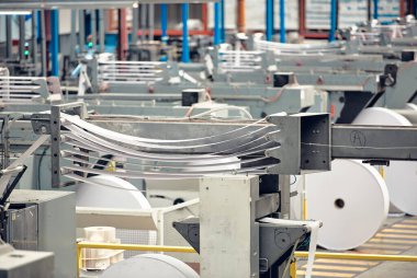 Bir tuvalet kağıdı yapma makinesi, Corona virüsü yüzünden tuvalet kağıdı ve tuvalet kağıdı ruloları üretiyor. Kağıt ve doku üreticileri fabrika ve mühendislik makineleri. 