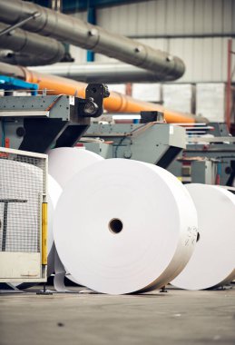 Bir tuvalet kağıdı yapma makinesi, Corona virüsü yüzünden tuvalet kağıdı ve tuvalet kağıdı ruloları üretiyor. Kağıt ve doku üreticileri fabrika ve mühendislik makineleri. 