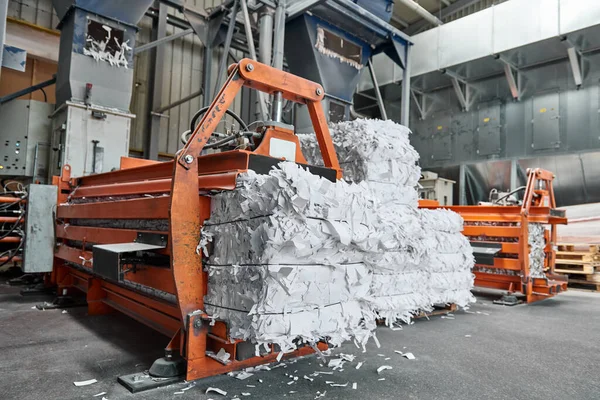 Kağıt geri dönüşüm fabrikası imha makinesi, atık kağıtları kare şeklinde öğütme, hamurlanmaya ve tekrar kullanılmaya hazır. Kirliliği dengelemek ve gezegeni kurtarmak için atık maddeleri geri dönüştür.