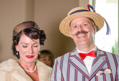 Londra, İngiltere, 05 / 05 / 2019, ince çizgili takım elbiseli, hasır şapkalı ve bıyıklı iyi giyimli bir İngiliz deniz kenarı tatil temsilcisi. Kostüm ve klasik parti. Geleneksel deniz kenarı küfürleri.