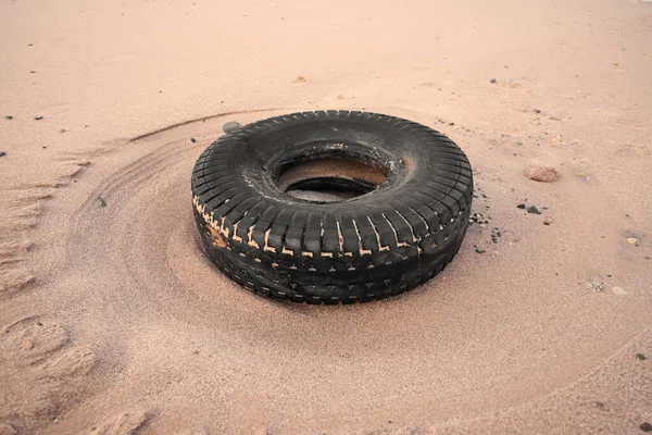 Gumové Špinavé Staré Vozidlo Pneumatiky Spláchla Písečné Luxusní Pláž Destinace — Stock fotografie